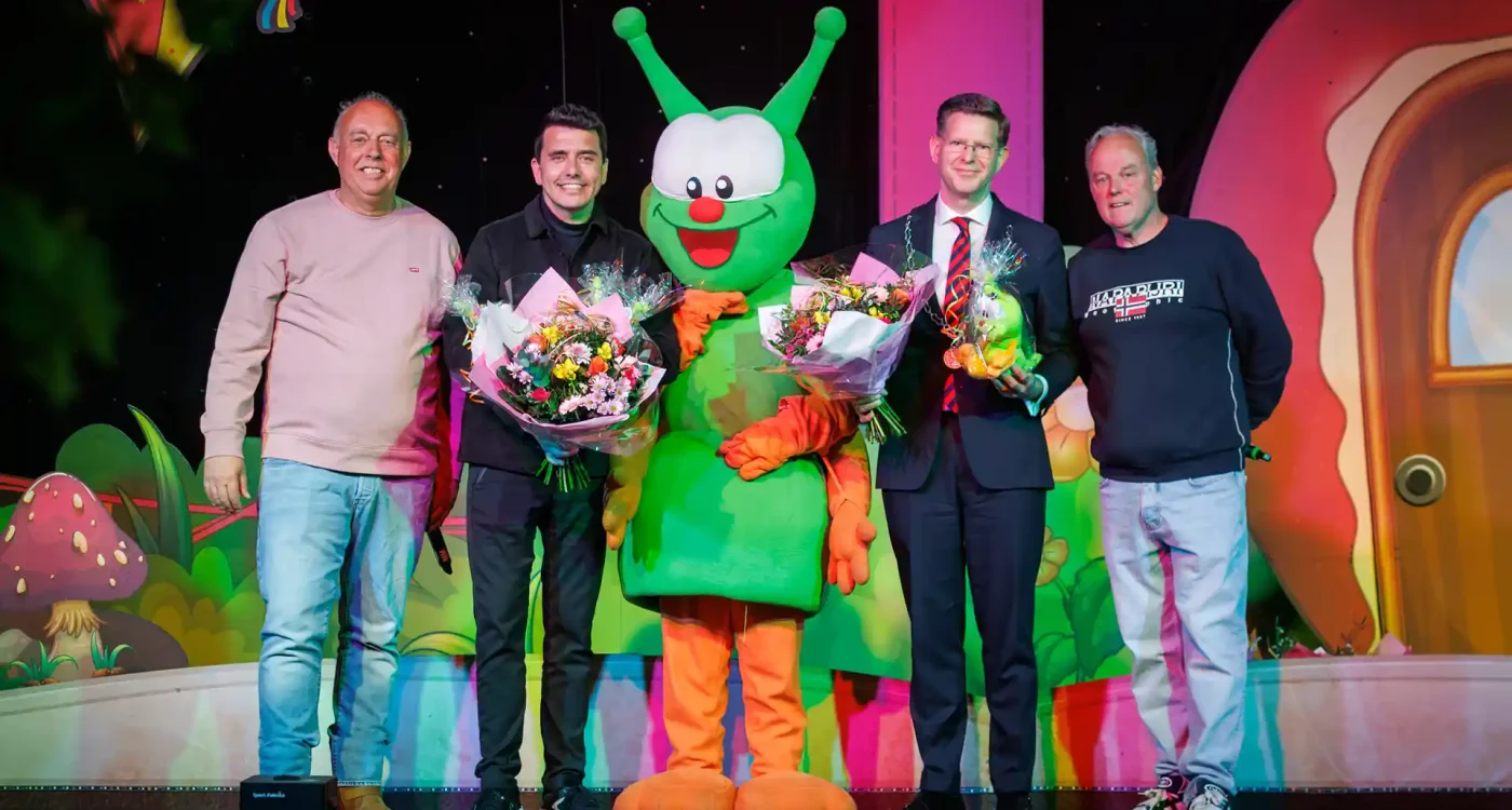 DZGO2 Duinen Zathe werd geopend door zanger Jan Smit, burgemeester van Ooststellingwerf Jack Werkman en mascotte Spur de Rups. Foto: Duinen Zathe